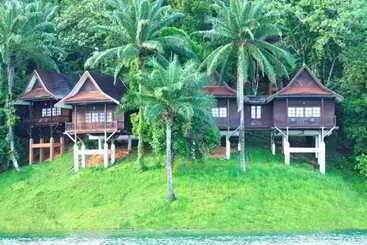 호텔 Lake Kenyir Resort