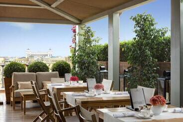 בית מלון כפרי Portrait Roma Lungarno Collection