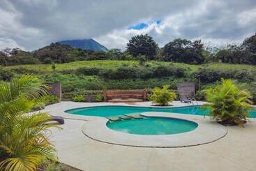 هتل Confort Arenal