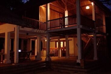 Отель Jonaths Cottage Bunaken