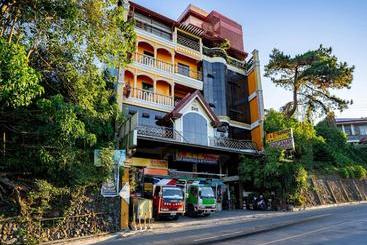 Hotel Oyo 735 E & E Valley High Apartelle