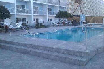 Hotel La Breeze Inn & Suites