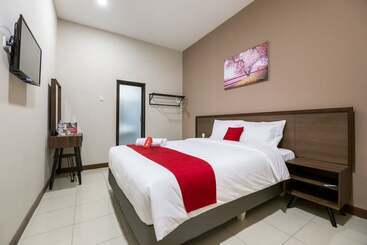 Hotel Reddoorz Plus Near Ronggowarsito Museum Semarang