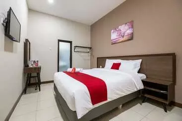 Hotelli Reddoorz Plus Near Ronggowarsito Museum Semarang