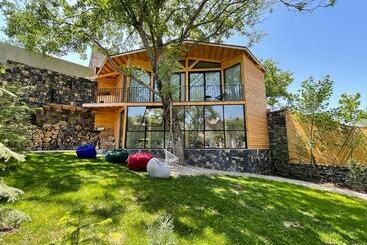 Dilijani Tun Hotel & Restaurant