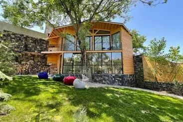 Dilijani Tun Hotel & Restaurant