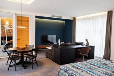 Dilijani Tun Hotel & Restaurant