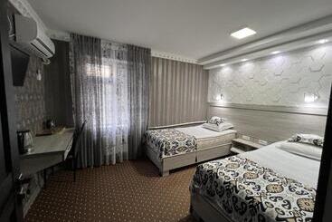 هاستل Status House