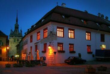 פנסיון Casa Cu Cerb