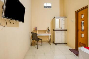 Hotel Reddoorz Syariah Near Kebon Rojo Park Blitar
