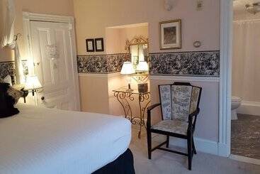 Hotel Cleveland House Inn