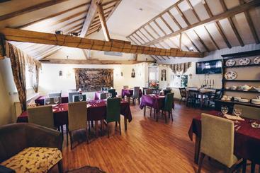 Отель Fox Country Inn