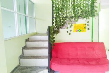 Hotel Reddoorz Syariah At Shakira Alesha Enggal