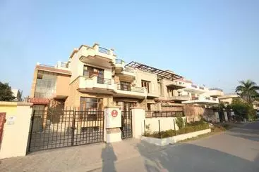 Hotel Oyo 9049 Pearl Grand