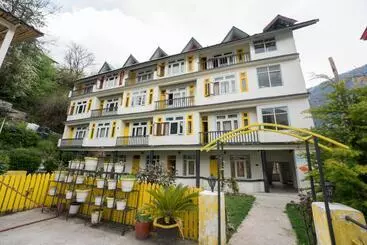 Resort The Village Manali Café, Bar & Bistro