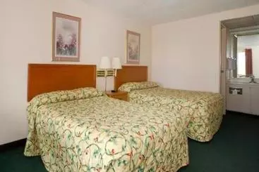 בית מלון כפרי Knights Inn Elyria