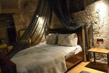 فندق Emily Cave House