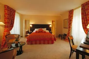 Отель Clos La Boetie & Spa