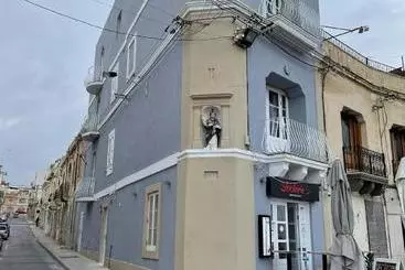 تختخواب و صبحانه La Reggia Seaview Guesthouse