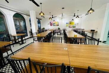 Little Vietnam Hotel Cát Bà