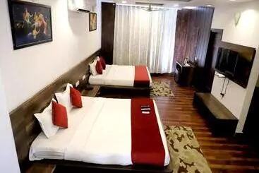 Hotel Hollywood Heights Near Railway Station