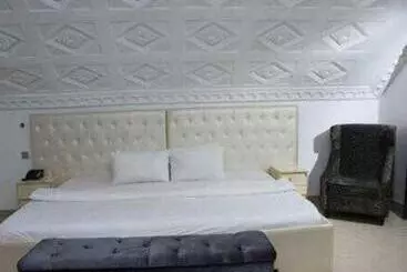ペンション Room In Lodge Ambience Hotel And Suites Magodo