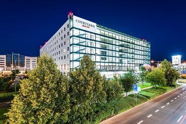 هتل Courtyard By Marriott Prague Airport