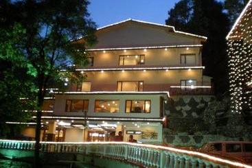 ホテル Madhuban Sarovar Portico Mussoorie