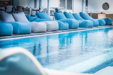 هتل Anika Studios