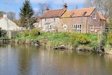 Charming 2 Bed Cottage On Outskirts Of Beverley