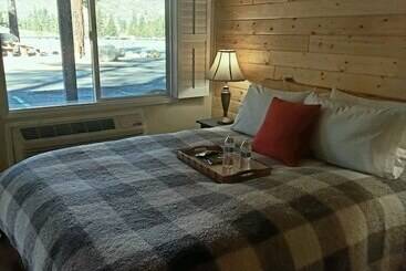 汽车旅馆 The Woodfords Inn