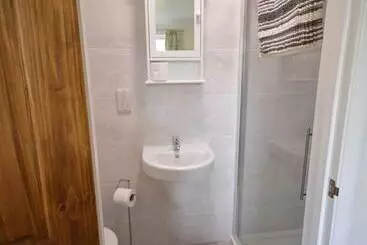 Mökkimajoitus Queen Bower Farm Lodge