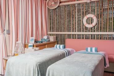 The Goodtime Hotel, Miami Beach A Tribute Portfolio