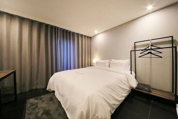 מוטל Suwon City Hall Station Bobos