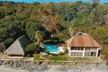 Hotelli Punta Mango Surf & Beachfront Resort