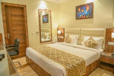 호텔 Hira Inn 10mins From Railway Station & Bus Station