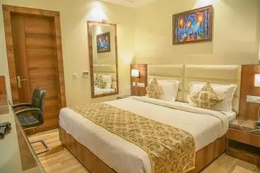 هتل Hira Inn 10mins From Railway Station & Bus Station