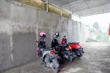 Hotel Reddoorz Near Candi Cetho Karanganyar