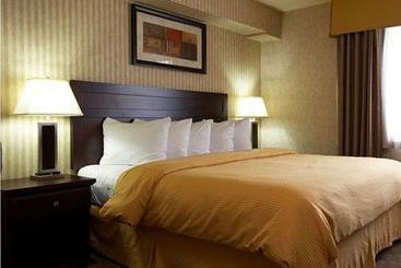 Quality Hotel & Suites Langley