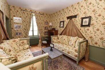 مبيت وإفطار Château De Maudetour