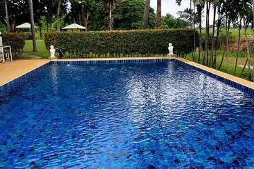 ホテル Uthai River Lake Resort