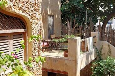 Пансион Samaki House