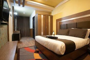 בית מלון כפרי Oyo 80824 Collection O Vrindavan Regency