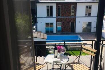 تختخواب و صبحانه Garden Lounge