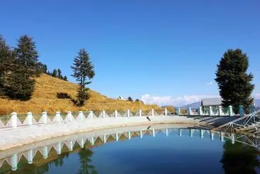 Hotelli Snow King Retreat  Himalayan View , Revolving Restaurant , Pinewood Cottages , Huts , Villas , Rooms