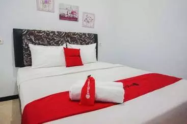 Otel Reddoorz Near Velodrome Malang 2