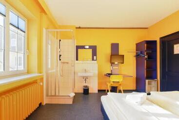 Bed Nbudget Expo Hostel Rooms