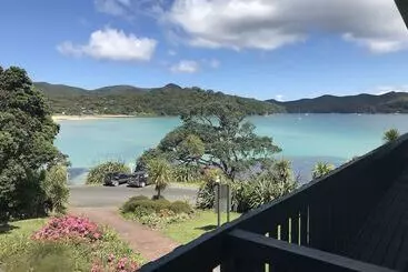 Hotelli Tipi And Bob's Waterfront Lodge