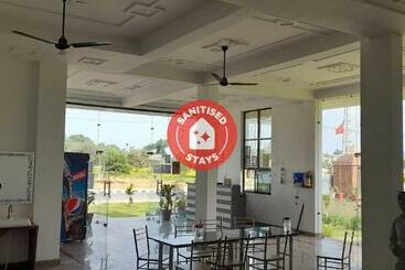 בית מלון כפרי Capital O 82220 Athitya Resort