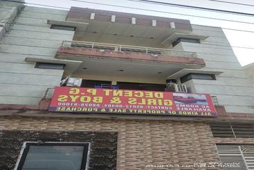 Hotel Oyo 82241 Decent Pg